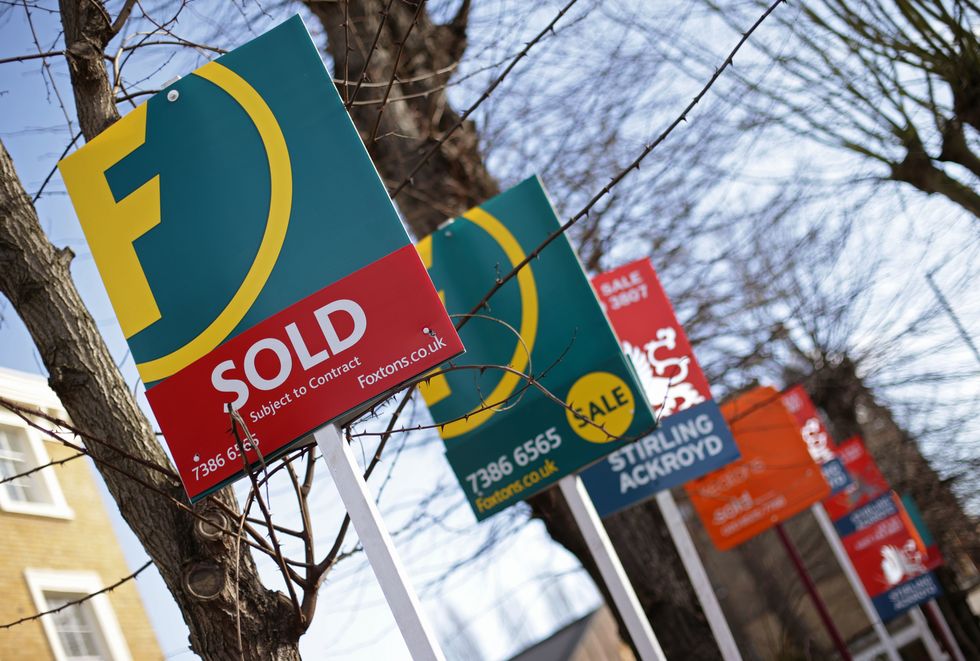 Houses for sale signs / Sold signs