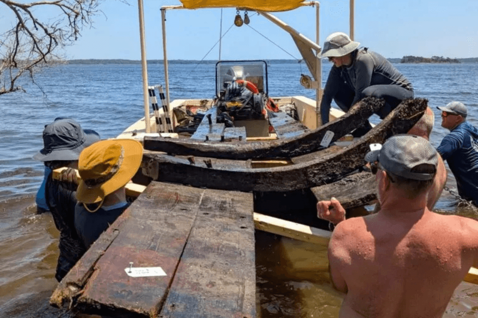 Team looking at La Fortuna wreck