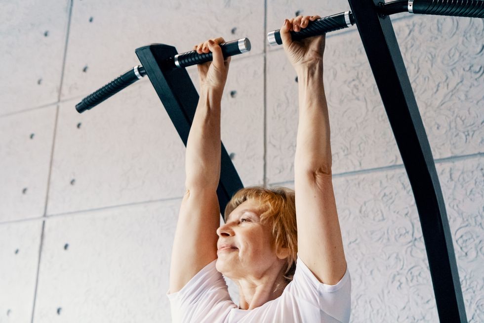 WOMAN STRENGTH TRAINING
