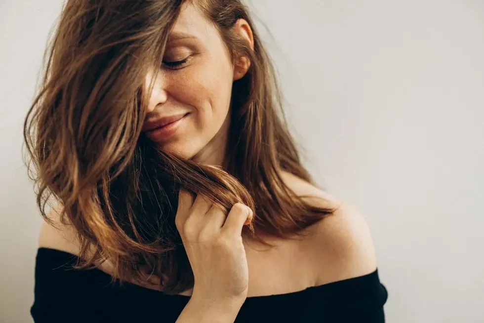 Woman with brown hair and caramel highlights