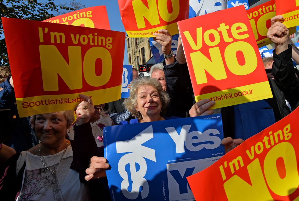 "Yes" and "No" voters protest as John Prescott and Alistair Darling join the Scottish Labour Battle Bus on Rutherglen main street